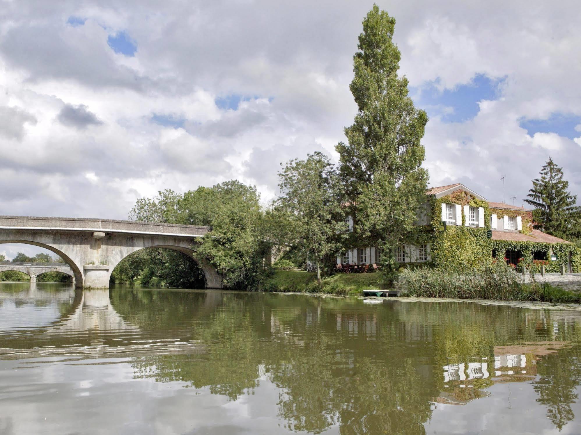 Logis Auberge De La Riviere Les Velluire-sur-Vendee Exterior foto